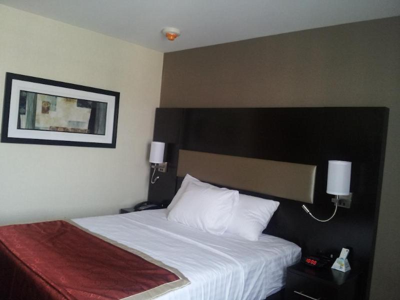 Howard Johnson By Wyndham Jamaica Ny Near Airtrain Jfk New York Exterior photo