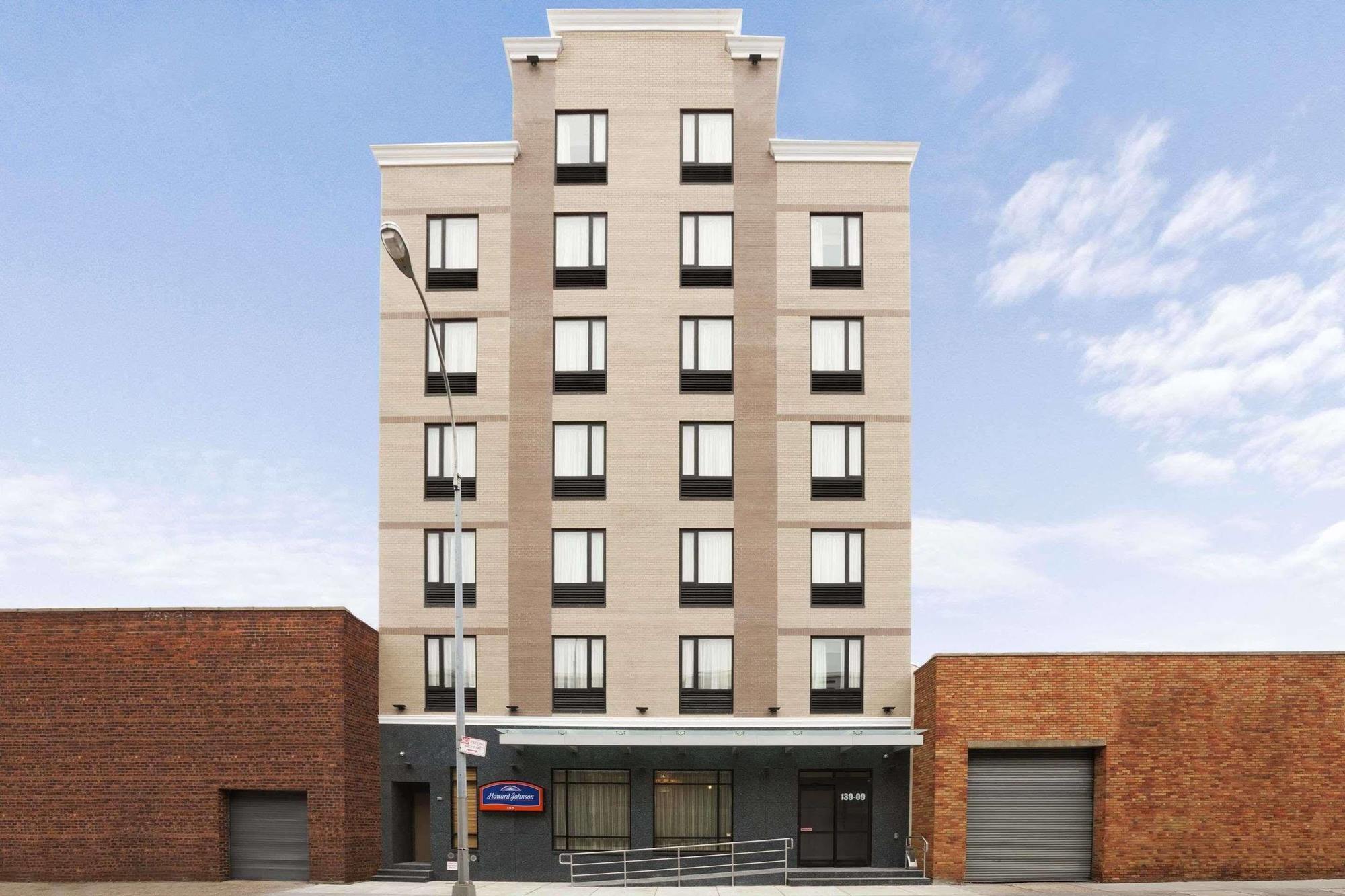 Howard Johnson By Wyndham Jamaica Ny Near Airtrain Jfk New York Exterior photo